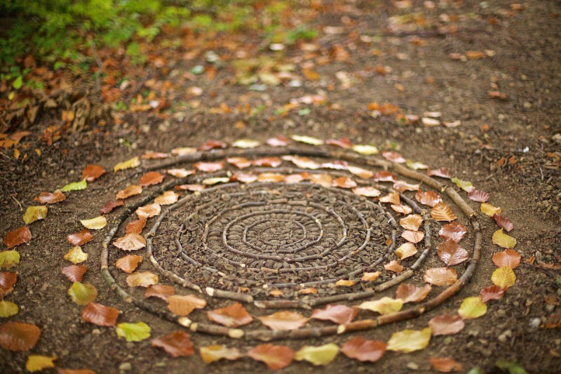 Artista britnico organiza folhas e pedras em elaboradas pilhas e mandalas 15