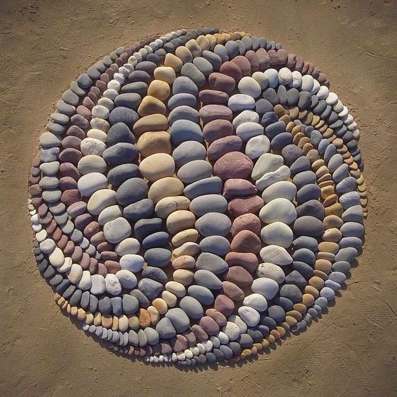 Combinando as pedras da praia para criar belas figuras e mandalas de rochas 01