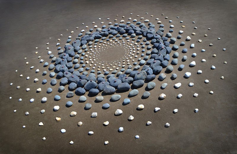 Combinando as pedras da praia para criar belas figuras e mandalas de rochas 06