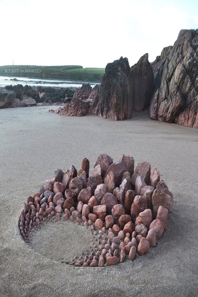 Combinando as pedras da praia para criar belas figuras e mandalas de rochas 07