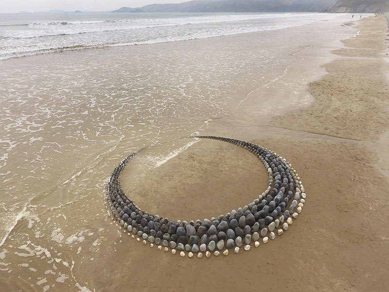 Combinando as pedras da praia para criar belas figuras e mandalas de rochas 12