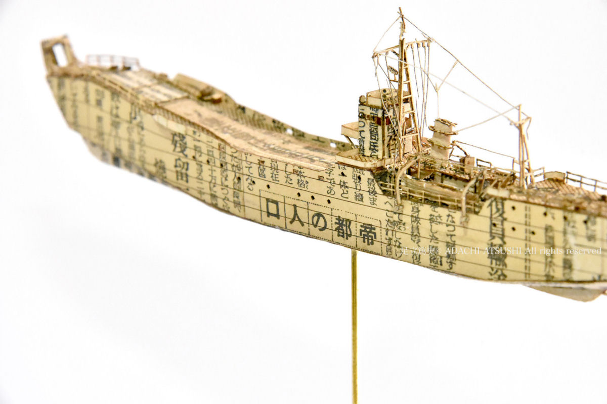 As maquetes intrincadas de navios de guerra feitas com jornais antigos 04