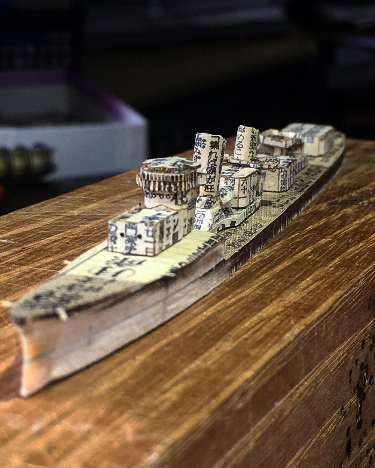 As maquetes intrincadas de navios de guerra feitas com jornais antigos 11