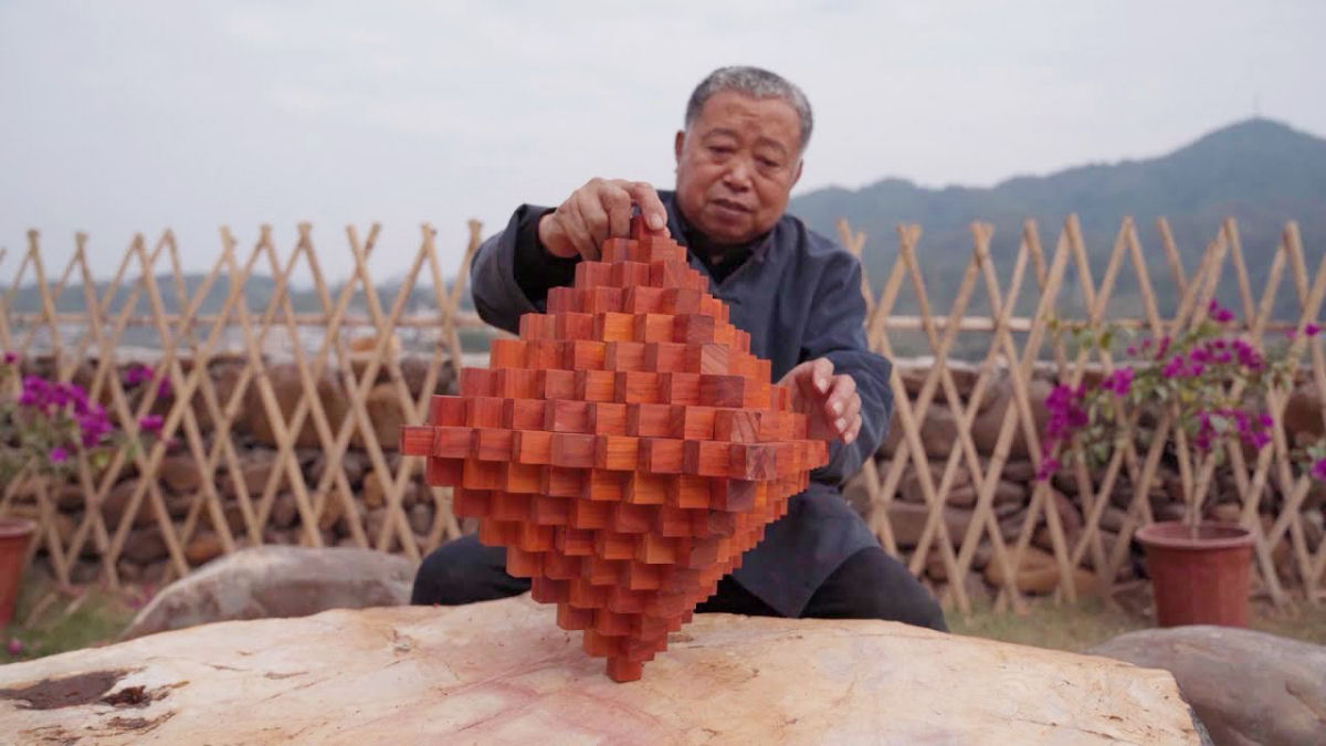 Vovô demonstra a arte da marcenaria e carpintaria chinesa
