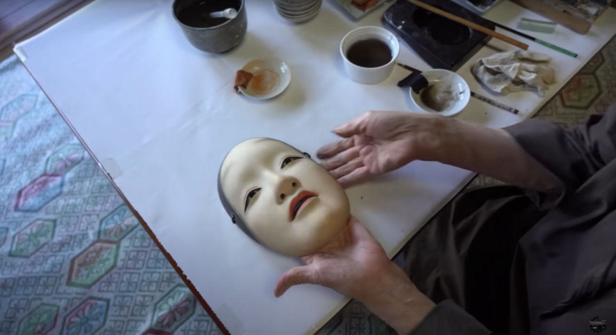 Vdeo revela como uma mscara Noh japonesa tradicional emerge de um bloco de cipreste