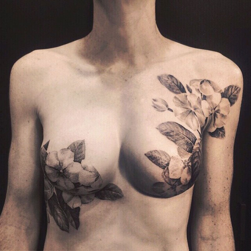 Artistas ocultam cicatrizes de mastectomia com tatuagens 01