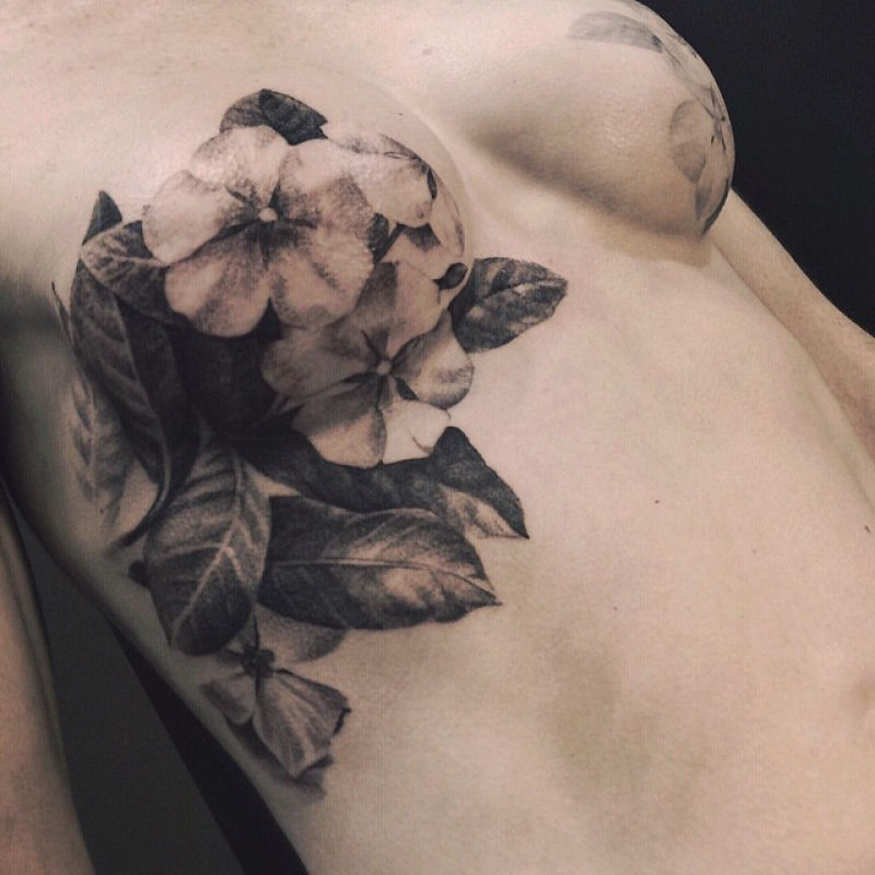 Artistas ocultam cicatrizes de mastectomia com tatuagens 02