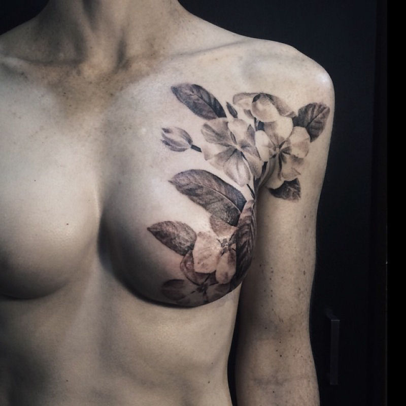 Artistas ocultam cicatrizes de mastectomia com tatuagens 03