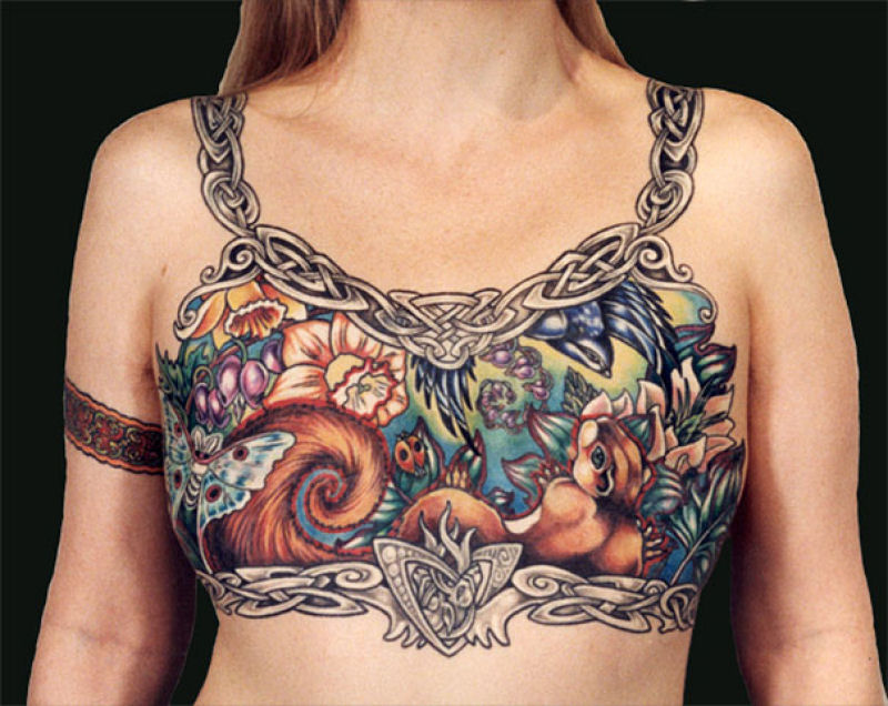 Artistas ocultam cicatrizes de mastectomia com tatuagens 05