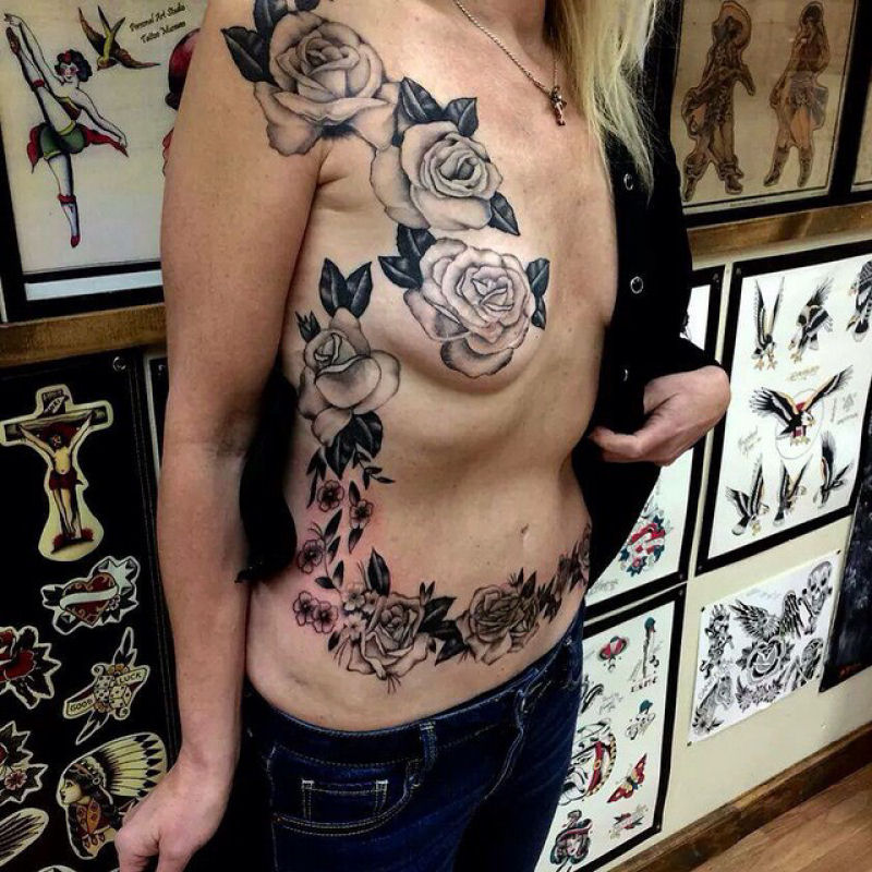 Artistas ocultam cicatrizes de mastectomia com tatuagens 10