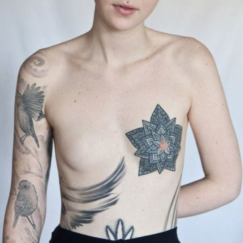 Artistas ocultam cicatrizes de mastectomia com tatuagens 11