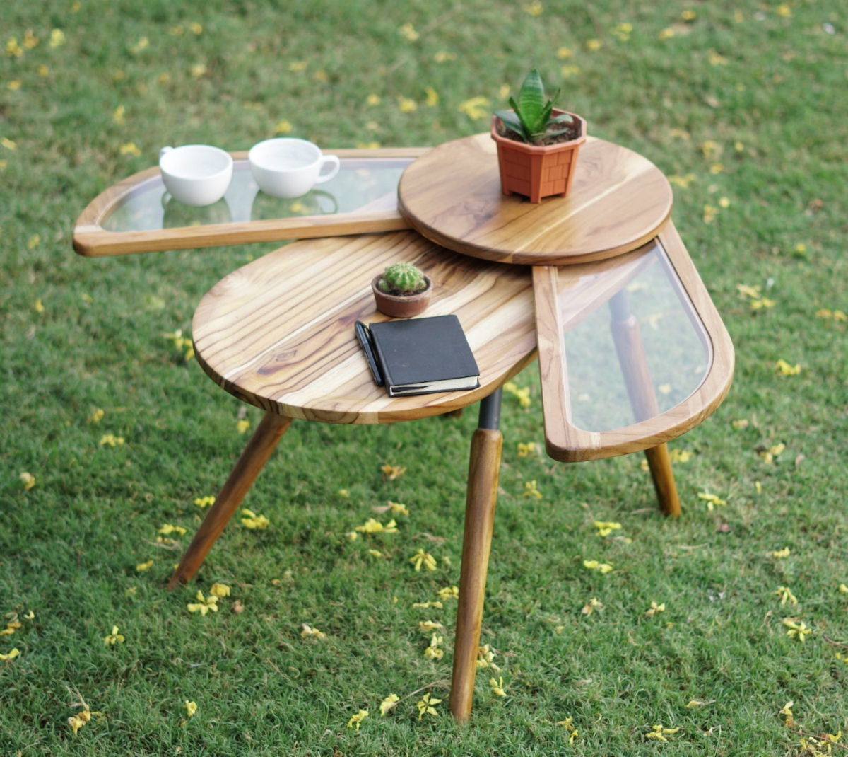 Elegante mesa de madeira expansvel tem asas de vidro que se abrem habilmente 01