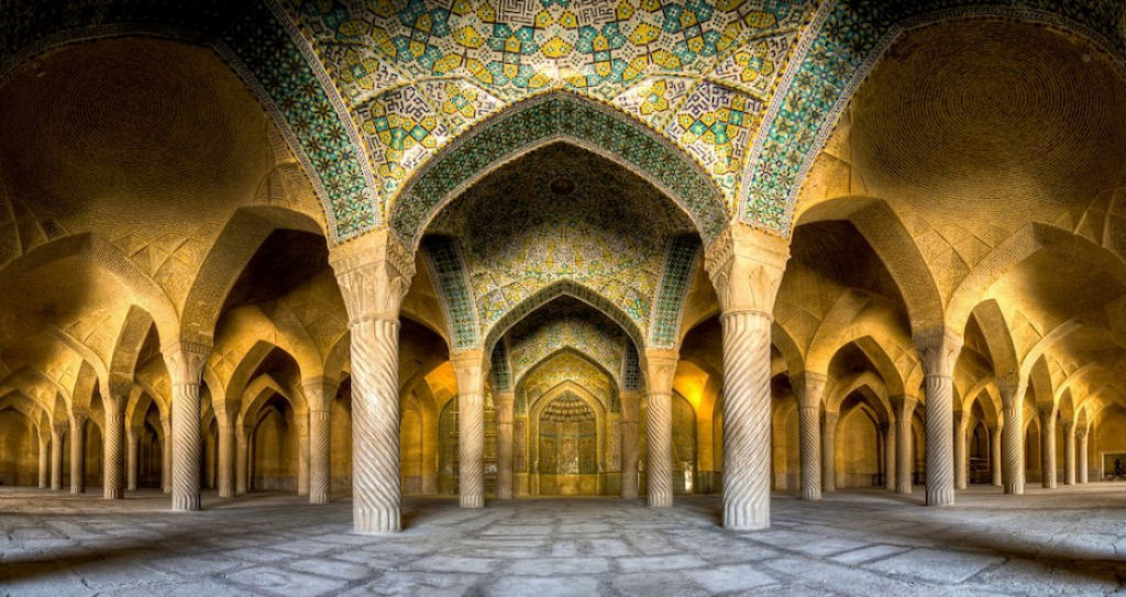 Os interiores hipnotizantemente coloridos da arquitetura de mesquitas iranianas 01