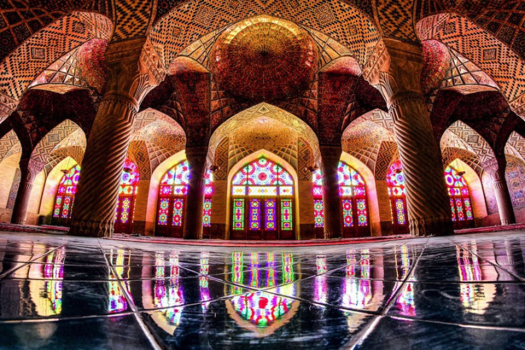 Os interiores hipnotizantemente coloridos da arquitetura de mesquitas iranianas 03