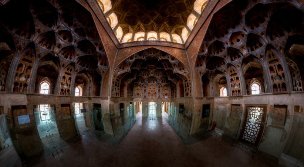 Os interiores hipnotizantemente coloridos da arquitetura de mesquitas iranianas 06
