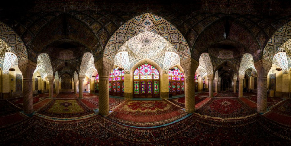 Os interiores hipnotizantemente coloridos da arquitetura de mesquitas iranianas 07