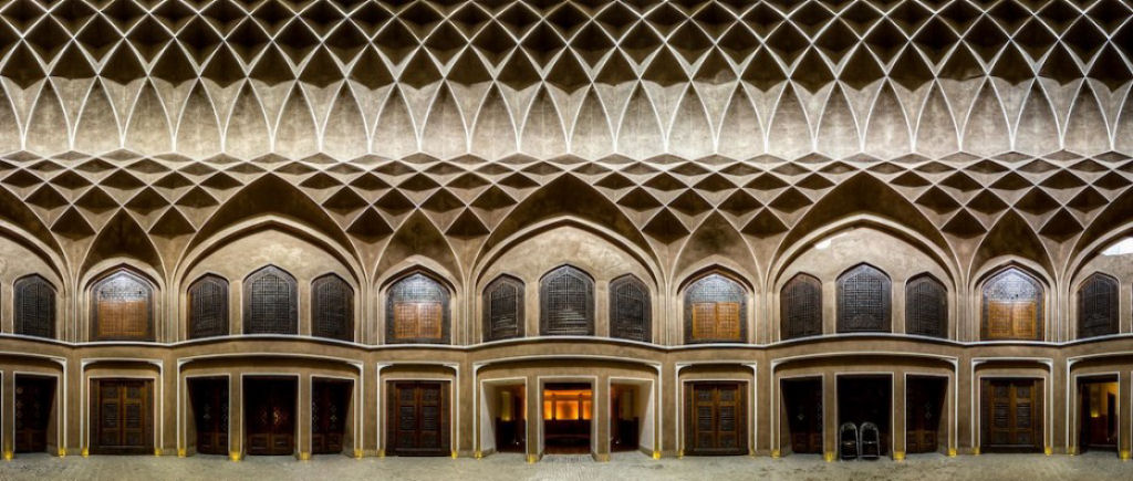 Os interiores hipnotizantemente coloridos da arquitetura de mesquitas iranianas 11