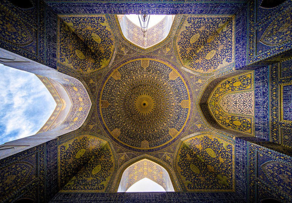 Os interiores hipnotizantemente coloridos da arquitetura de mesquitas iranianas 12