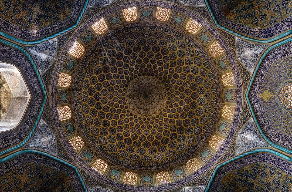 Os interiores hipnotizantemente coloridos da arquitetura de mesquitas iranianas 16