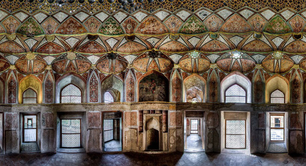 Os interiores hipnotizantemente coloridos da arquitetura de mesquitas iranianas 18