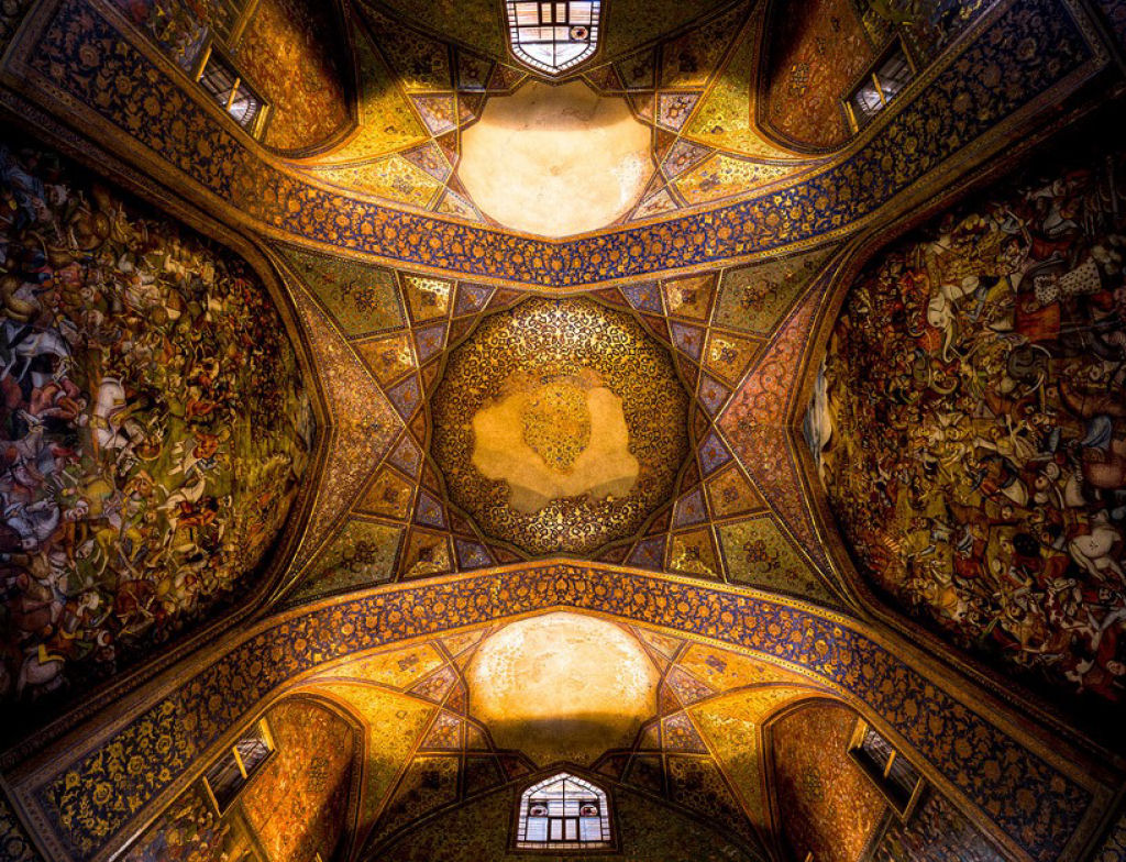 Os interiores hipnotizantemente coloridos da arquitetura de mesquitas iranianas 19