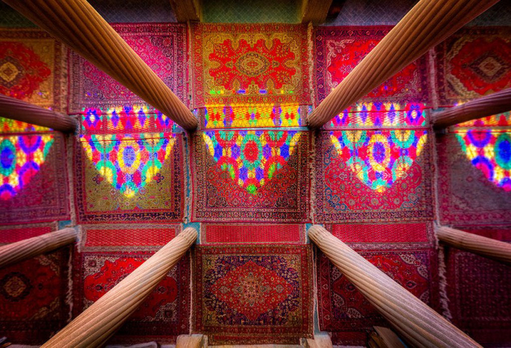 Os interiores hipnotizantemente coloridos da arquitetura de mesquitas iranianas 22