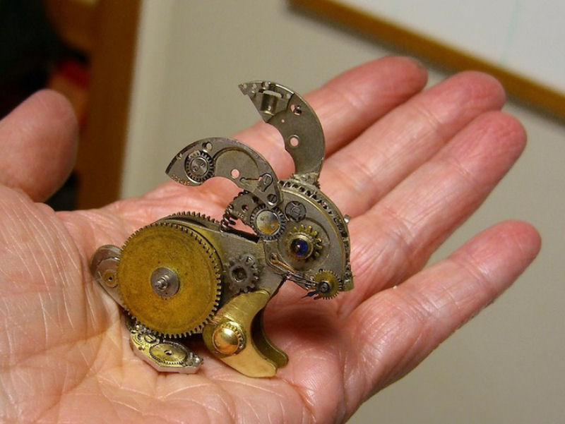 Pequenas esculturas steampunk feitas à base de relógios reciclados 13