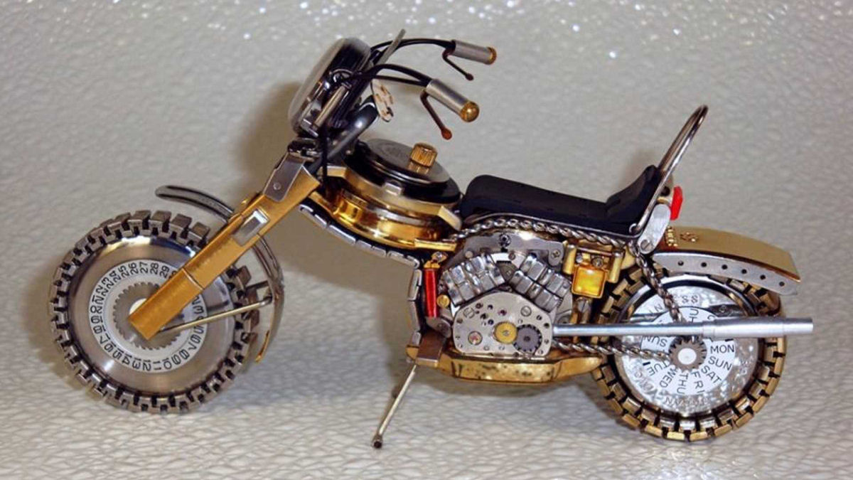 As belas miniaturas de motocicletas feitas com peas de relgios 01