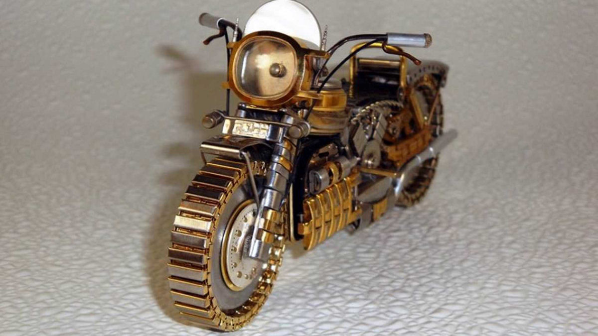 As belas miniaturas de motocicletas feitas com peas de relgios 04