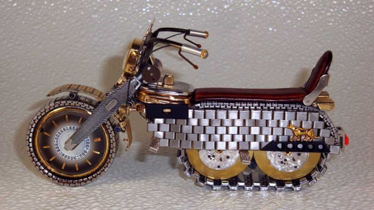 As belas miniaturas de motocicletas feitas com peas de relgios 05