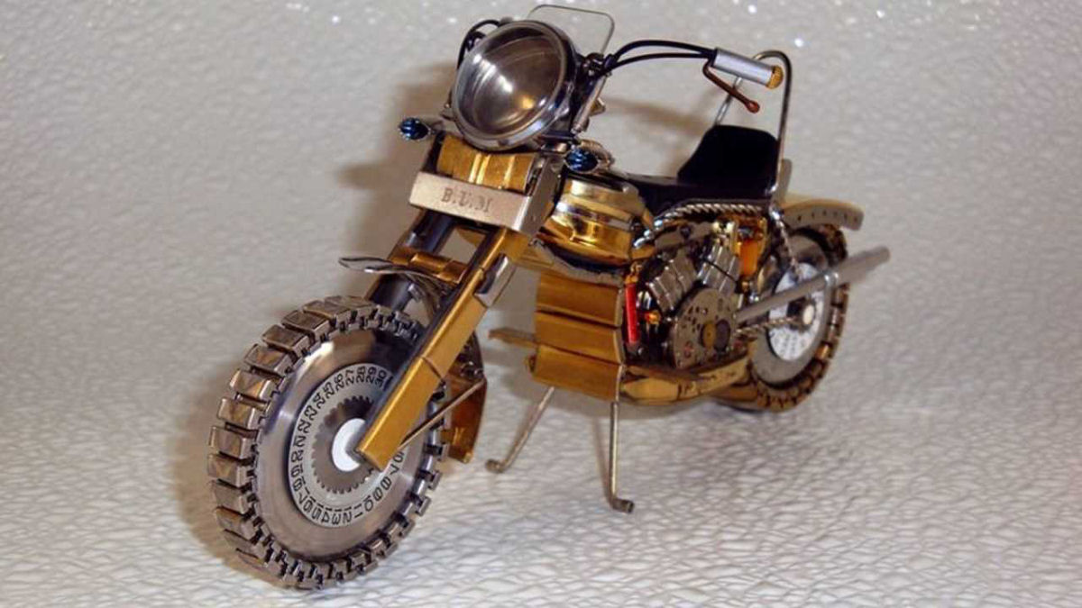 As belas miniaturas de motocicletas feitas com peas de relgios 06