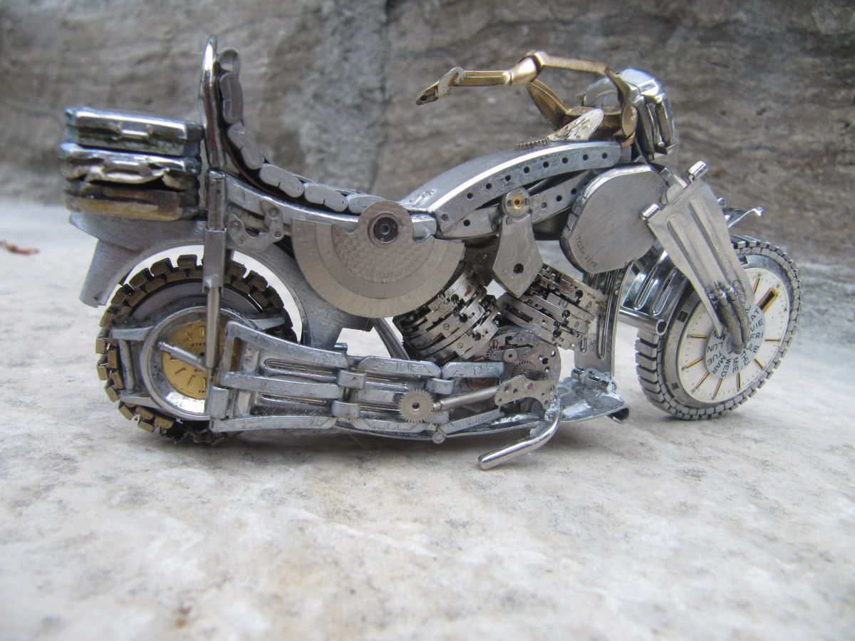 As belas miniaturas de motocicletas feitas com peas de relgios 08