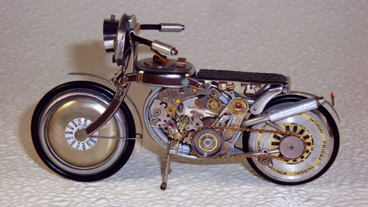 As belas miniaturas de motocicletas feitas com peas de relgios 10