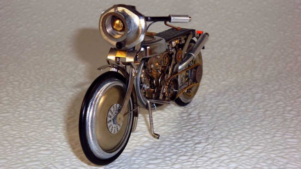 As belas miniaturas de motocicletas feitas com peas de relgios 11