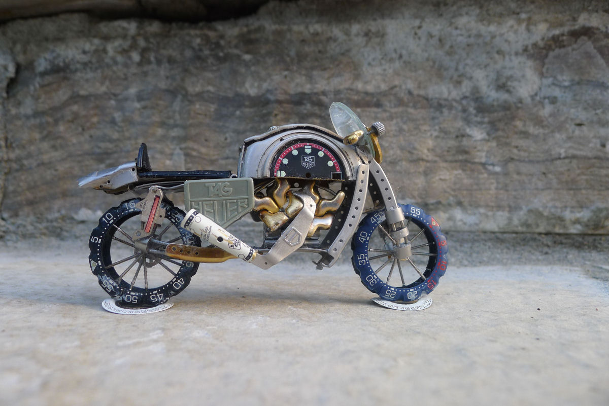 As belas miniaturas de motocicletas feitas com peas de relgios 12