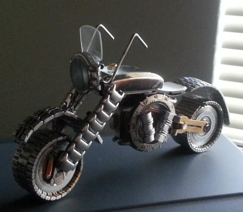 As belas miniaturas de motocicletas feitas com peas de relgios 23