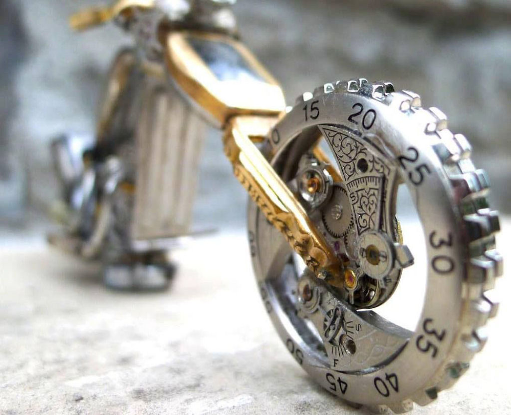 As belas miniaturas de motocicletas feitas com peas de relgios 24