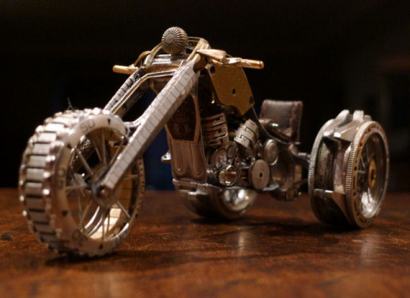 As belas miniaturas de motocicletas feitas com peas de relgios 25