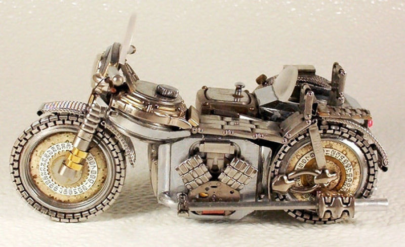 As belas miniaturas de motocicletas feitas com peas de relgios 26