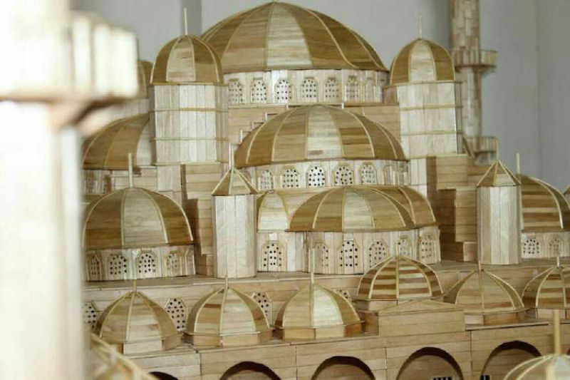 Refugiado srio constri mesquita com 15.000 palitos de picol para celebrar seu novo lar 10