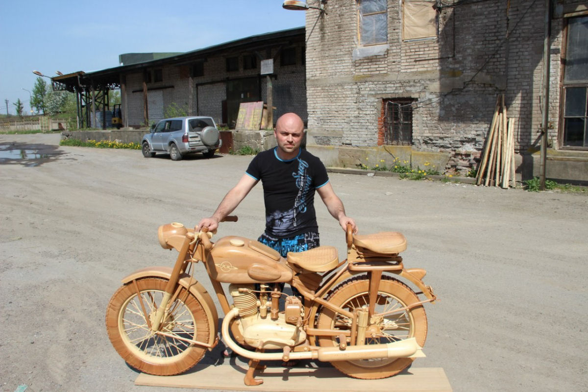 Carpinteiro russo criou uma rplica perfeita de moto sovitica de madeira 01