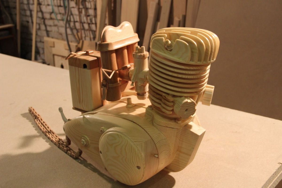 Carpinteiro russo criou uma rplica perfeita de moto sovitica de madeira 04