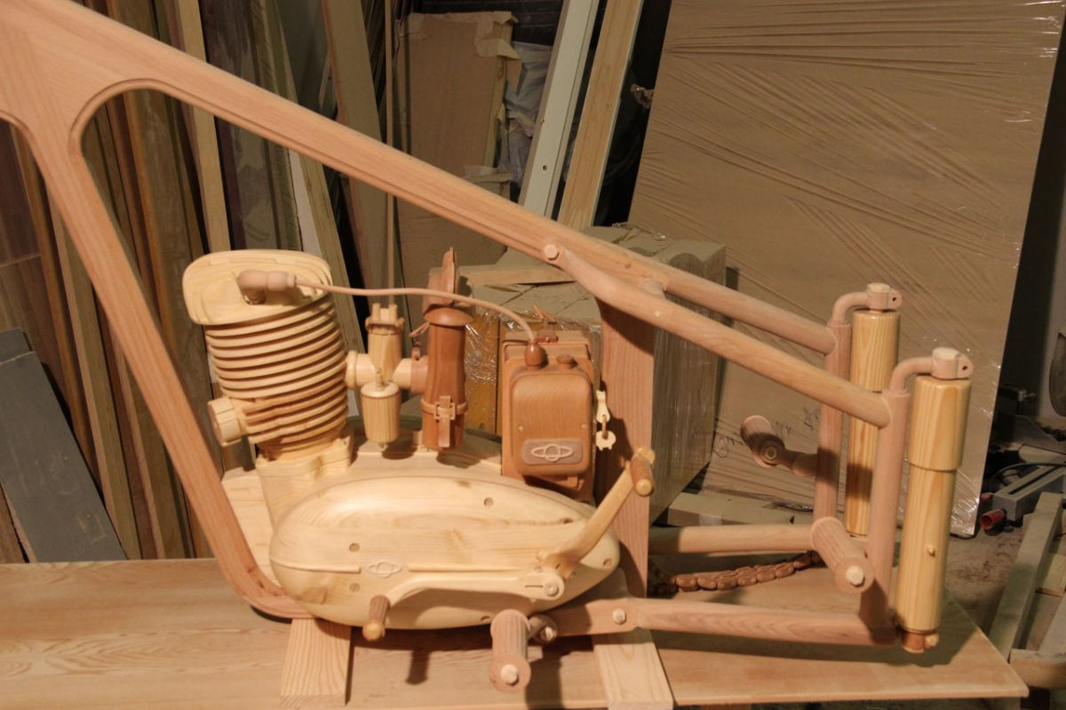 Carpinteiro russo criou uma rplica perfeita de moto sovitica de madeira 05