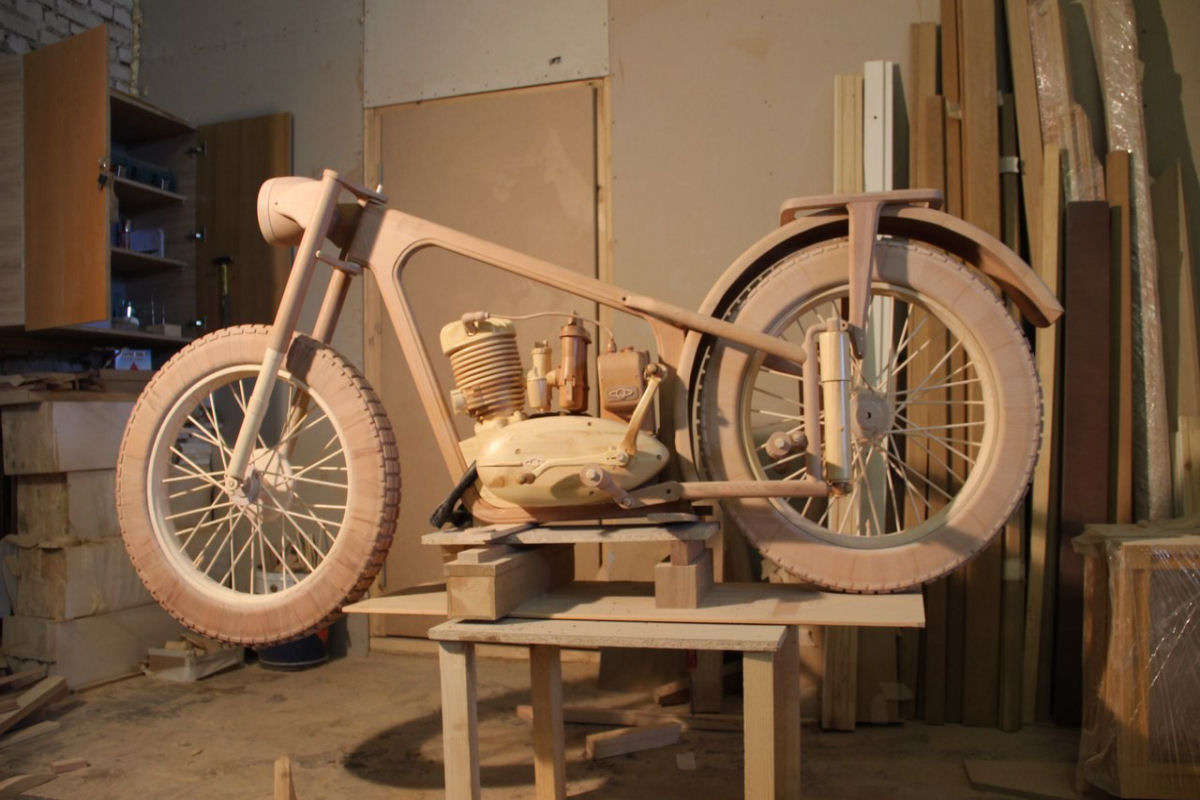 Carpinteiro russo criou uma rplica perfeita de moto sovitica de madeira 06