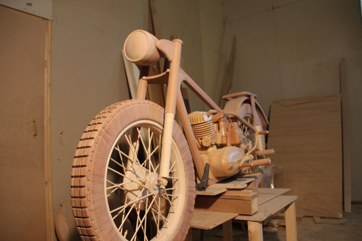 Carpinteiro russo criou uma rplica perfeita de moto sovitica de madeira 07