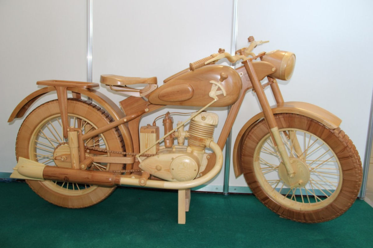 Carpinteiro russo criou uma rplica perfeita de moto sovitica de madeira 08