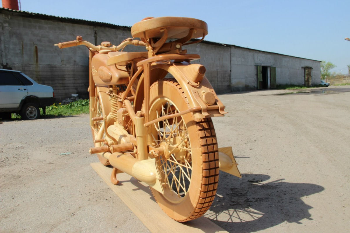 Carpinteiro russo criou uma rplica perfeita de moto sovitica de madeira 09