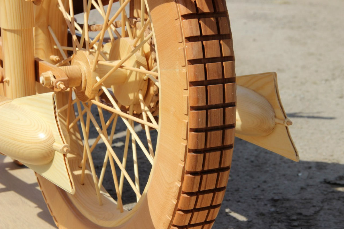 Carpinteiro russo criou uma rplica perfeita de moto sovitica de madeira 10
