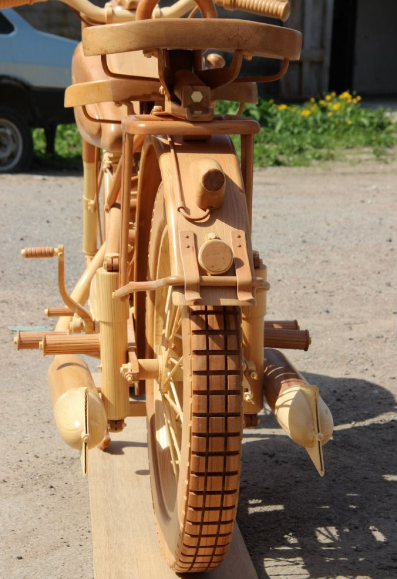 Carpinteiro russo criou uma rplica perfeita de moto sovitica de madeira 12
