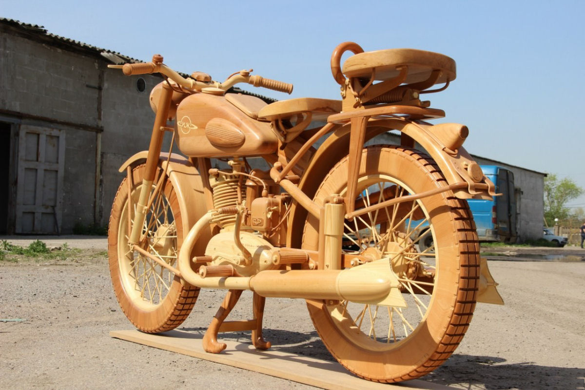Carpinteiro russo criou uma rplica perfeita de moto sovitica de madeira 13